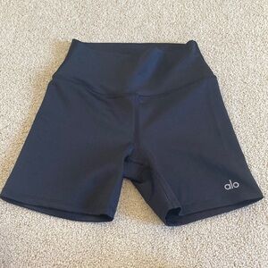 ALO Yoga Airlift Shorts - Black - S